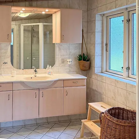 2 Bedroom Awesome In Casa vacanze Nørreballe
