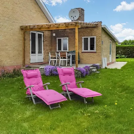 2 Bedroom Awesome In Prázdninový dům Nørreballe